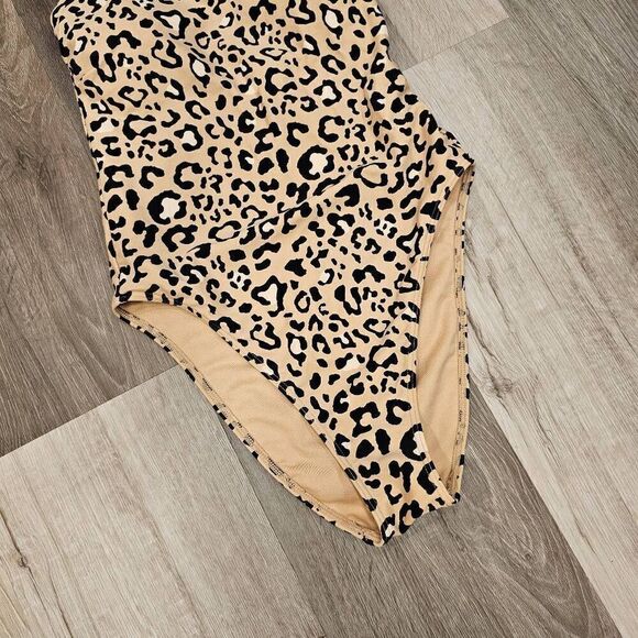 Hollister XS Leopard Print Ome pieceāSwimsuit Square neckline - Picture 2 of 5